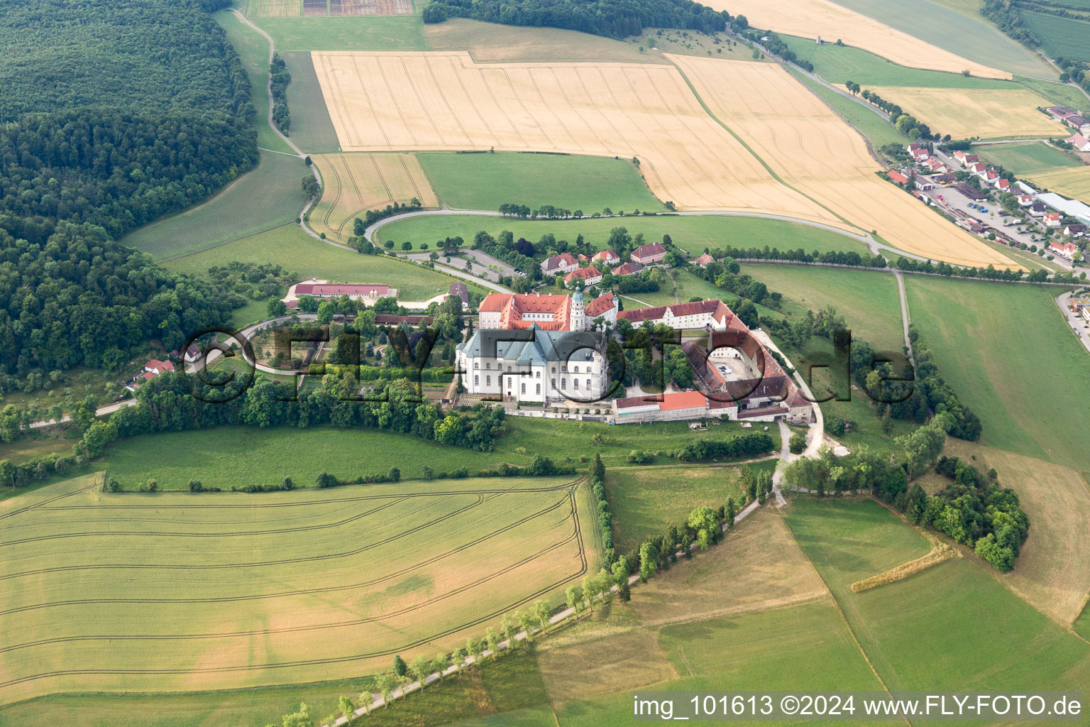 Luftaufnahme von Gebäudekomplex des Klosters und Museums Neresheim in Neresheim im Bundesland Baden-Württemberg, Deutschland