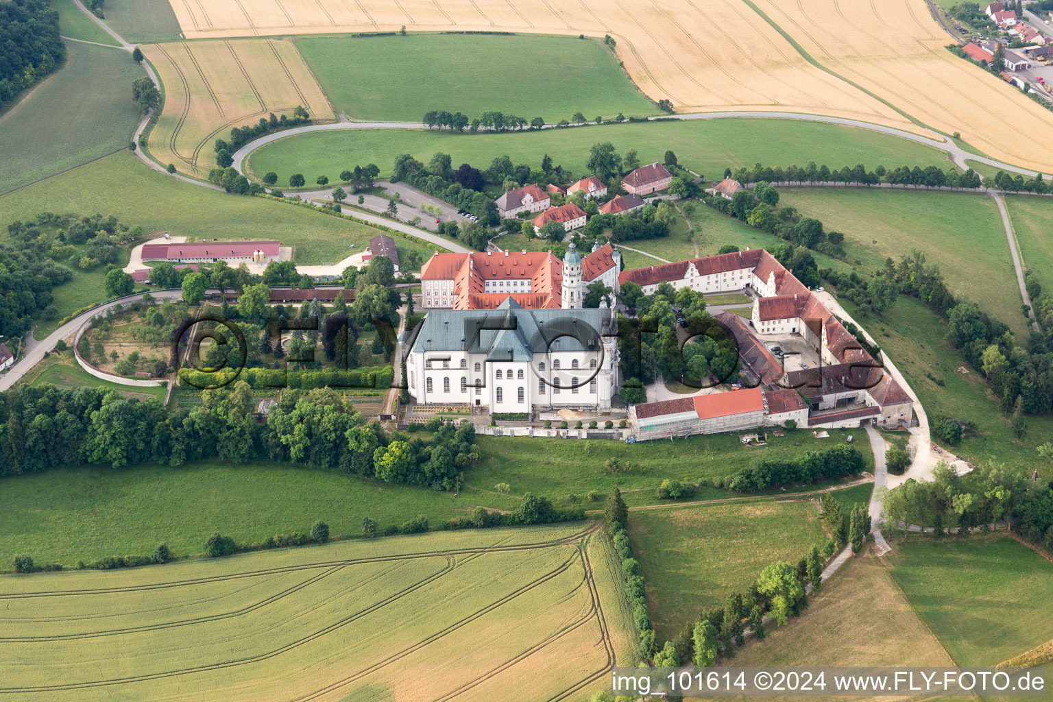 Schrägluftbild von Gebäudekomplex des Klosters und Museums Neresheim in Neresheim im Bundesland Baden-Württemberg, Deutschland