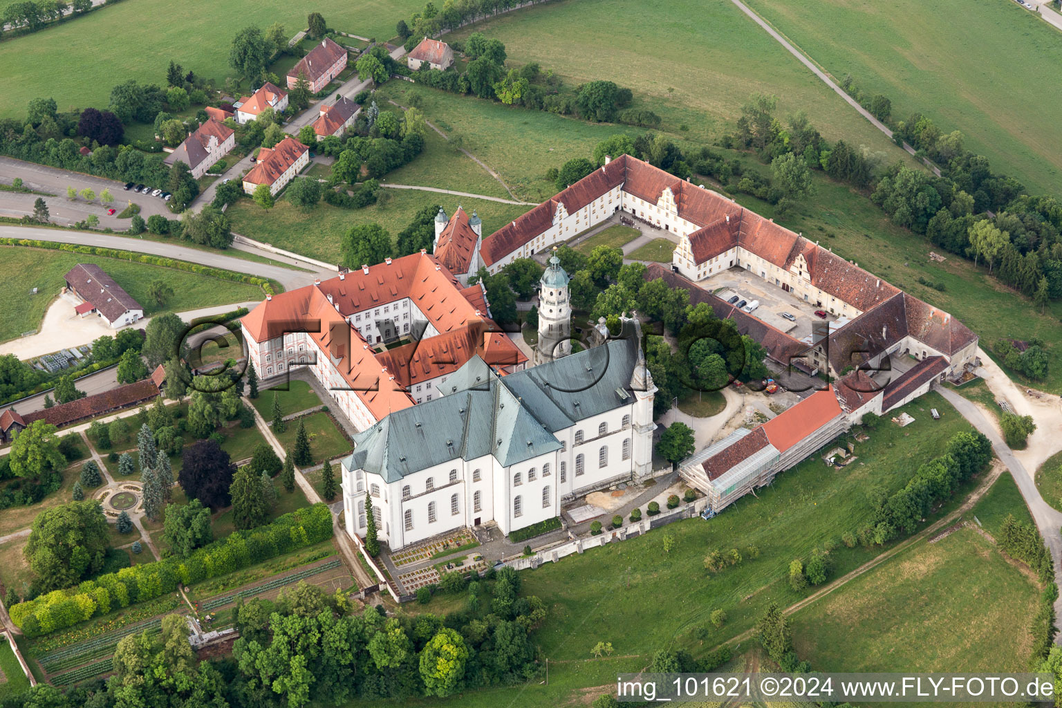 Gebäudekomplex des Klosters und Museums Neresheim in Neresheim im Bundesland Baden-Württemberg, Deutschland aus der Luft