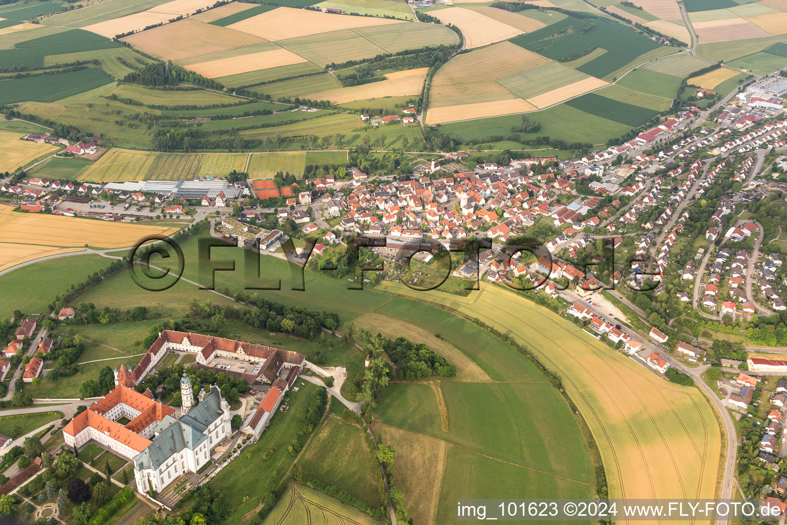 Gebäudekomplex des Klosters und Museums Neresheim in Neresheim im Bundesland Baden-Württemberg, Deutschland von oben gesehen