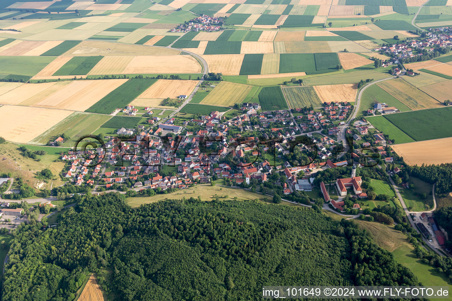 Dorf - Ansicht am Rande von landwirtschaftlichen Feldern und Nutzflächen in Mönchsdeggingen im Bundesland Bayern, Deutschland