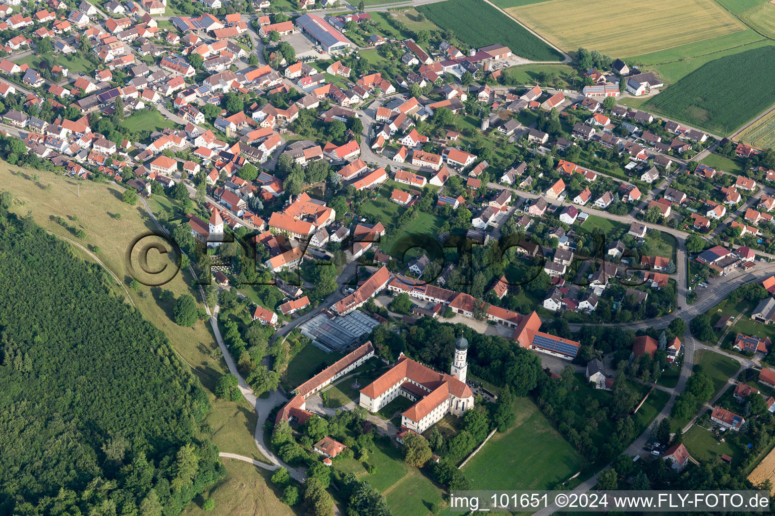 Luftaufnahme von Gebäudekomplex des Klosters Mönchsdeggingen in Mönchsdeggingen im Bundesland Bayern, Deutschland