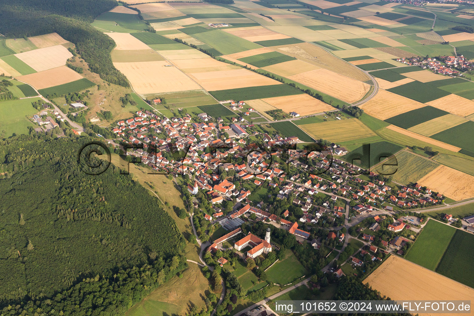 Luftbild von Dorf - Ansicht am Rande von landwirtschaftlichen Feldern und Nutzflächen in Mönchsdeggingen im Bundesland Bayern, Deutschland