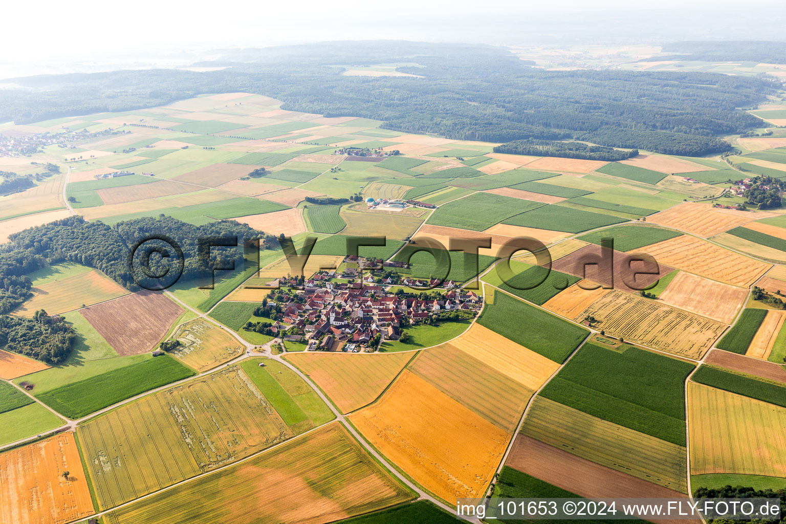 Dorf - Ansicht im Donauries am Rande von landwirtschaftlichen Feldern und Nutzflächen in Mönchsdeggingen im Bundesland Bayern, Deutschland