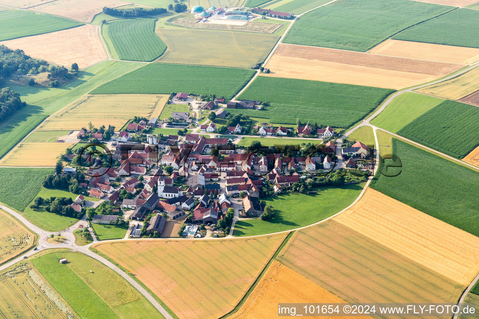 Luftbild von Dorf - Ansicht im Donauries am Rande von landwirtschaftlichen Feldern und Nutzflächen in Mönchsdeggingen im Bundesland Bayern, Deutschland