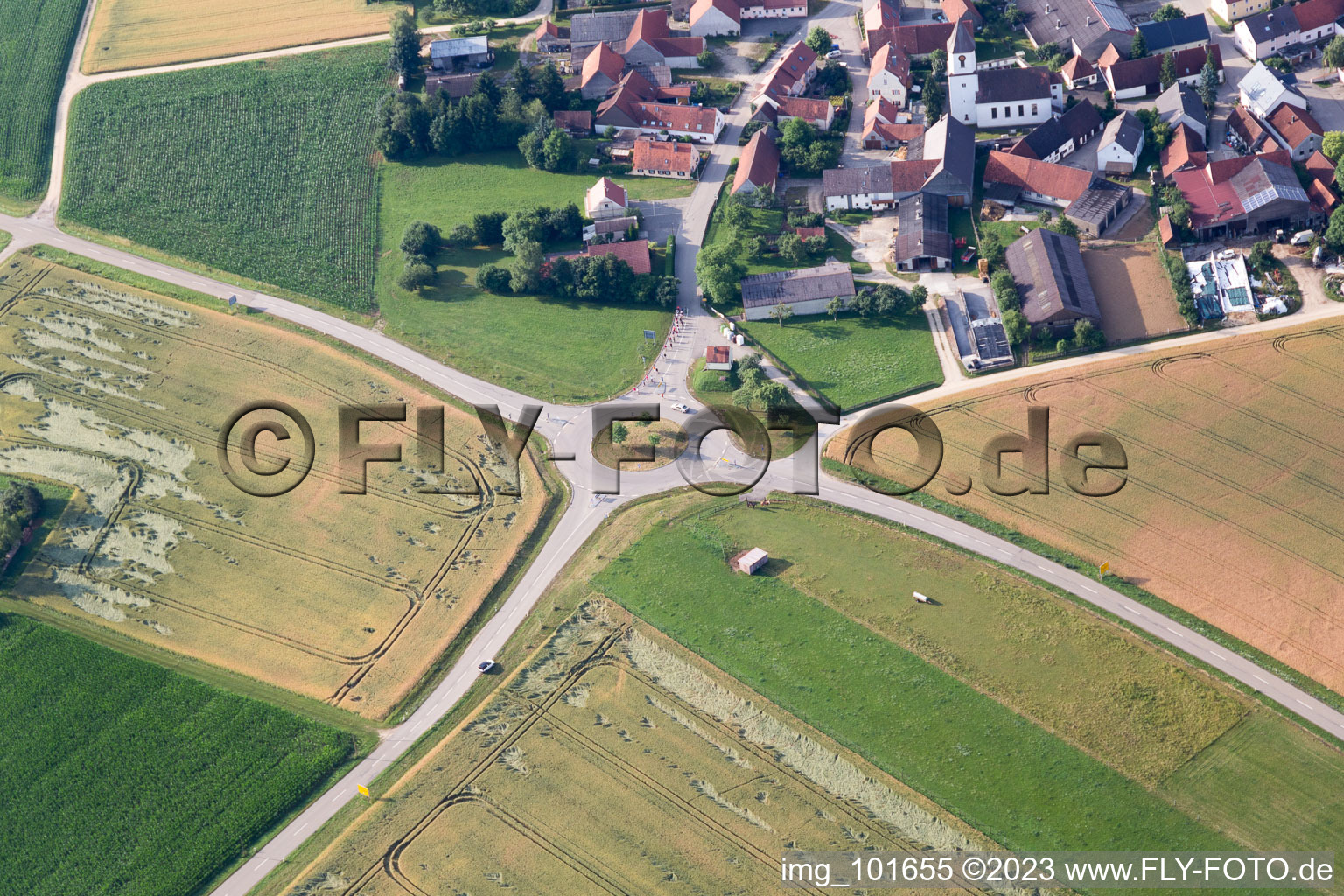 Luftaufnahme von Dorf - Ansicht im Donauries am Rande von landwirtschaftlichen Feldern und Nutzflächen in Mönchsdeggingen im Bundesland Bayern, Deutschland