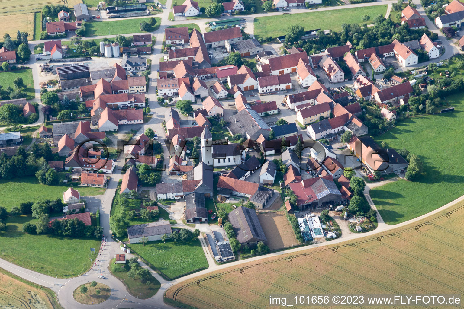 Schrägluftbild von Dorf - Ansicht im Donauries am Rande von landwirtschaftlichen Feldern und Nutzflächen in Mönchsdeggingen im Bundesland Bayern, Deutschland