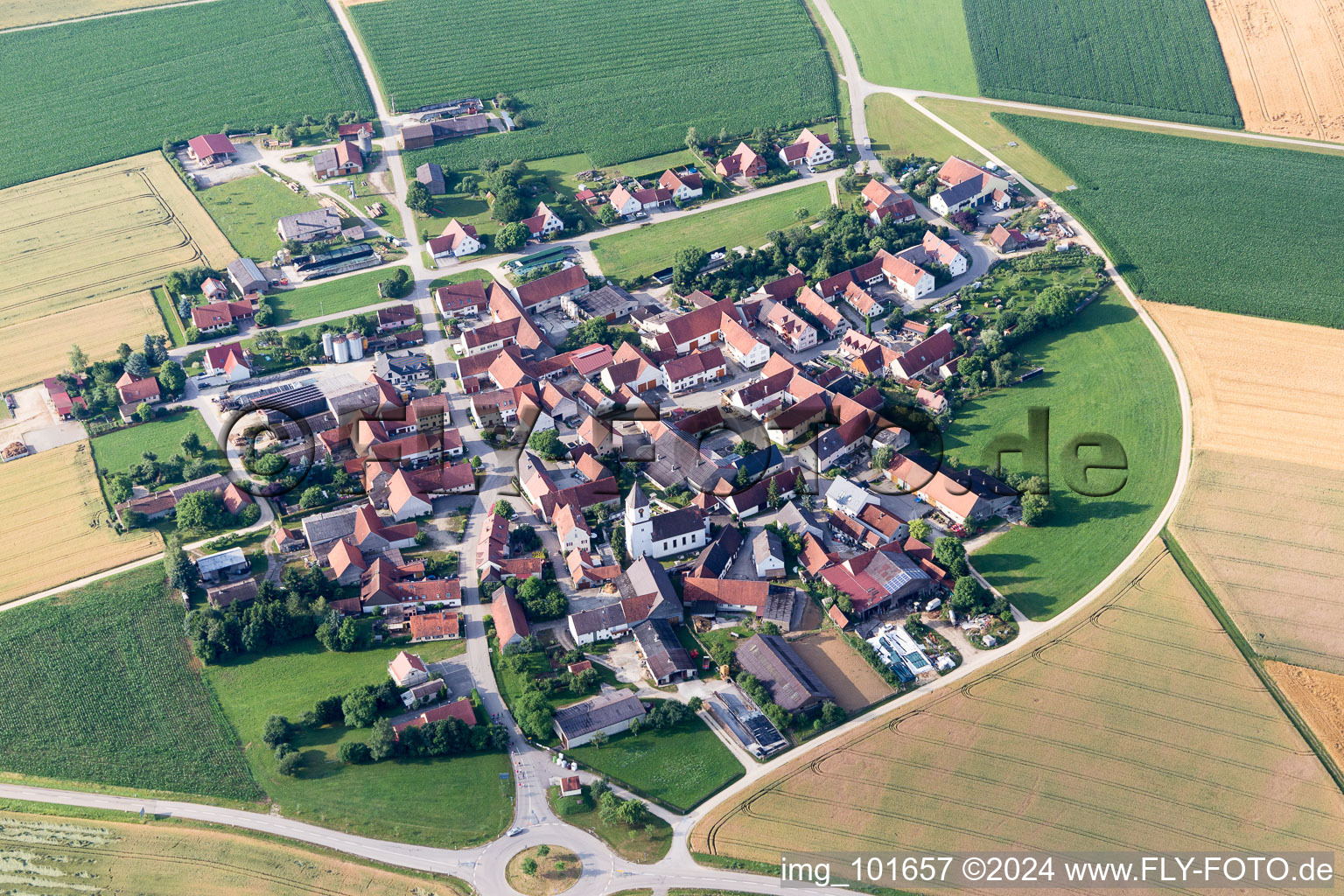 Dorf - Ansicht im Donauries am Rande von landwirtschaftlichen Feldern und Nutzflächen in Mönchsdeggingen im Bundesland Bayern, Deutschland von oben