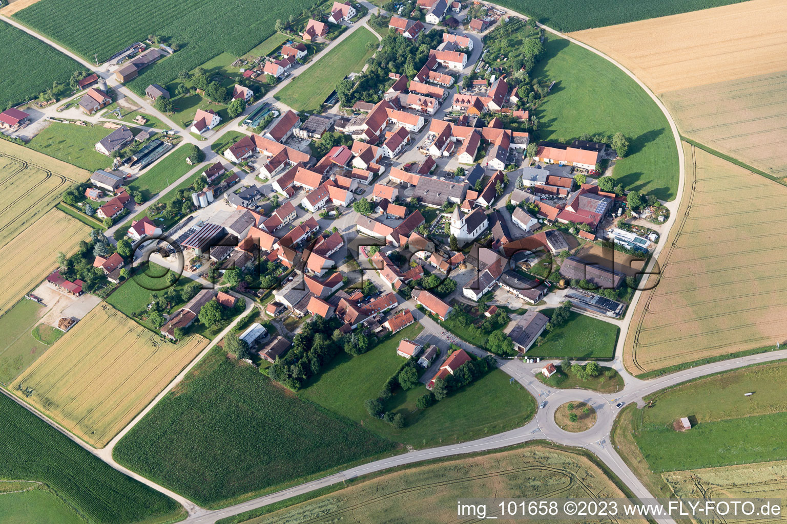 Dorf - Ansicht im Donauries am Rande von landwirtschaftlichen Feldern und Nutzflächen in Mönchsdeggingen im Bundesland Bayern, Deutschland aus der Luft