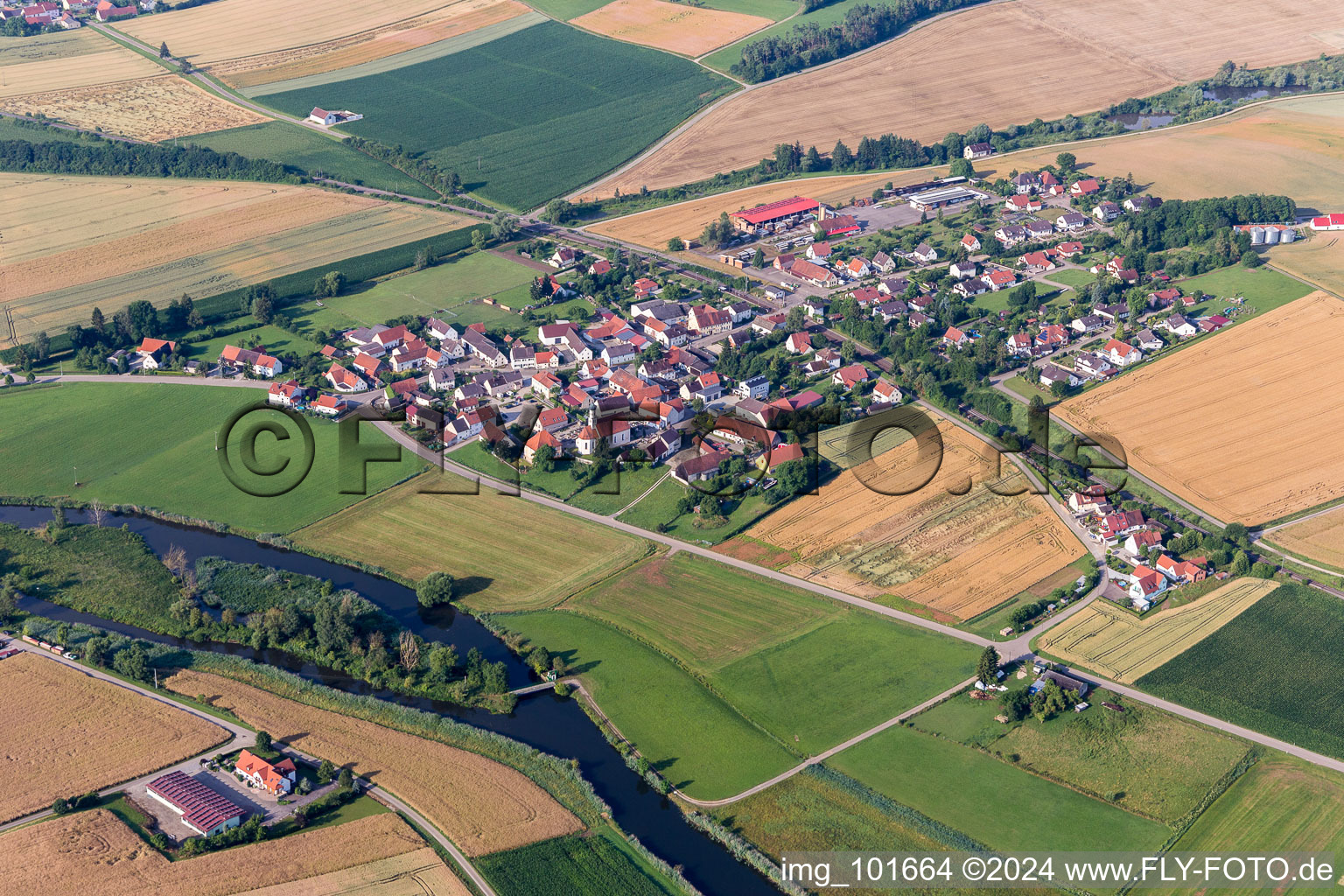 Dorfkern an den Fluß- Uferbereichen der Wörnitz in Wörnitzstein im Bundesland Bayern, Deutschland