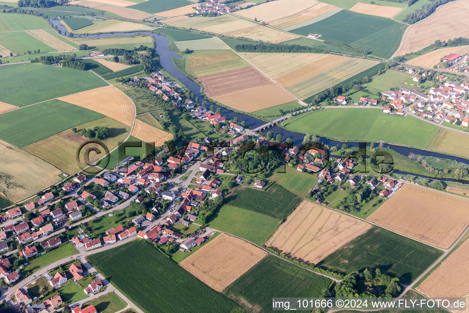 Luftbild von Dorfkern an den Fluß- Uferbereichen der Wörnitz in Wörnitzstein im Bundesland Bayern, Deutschland