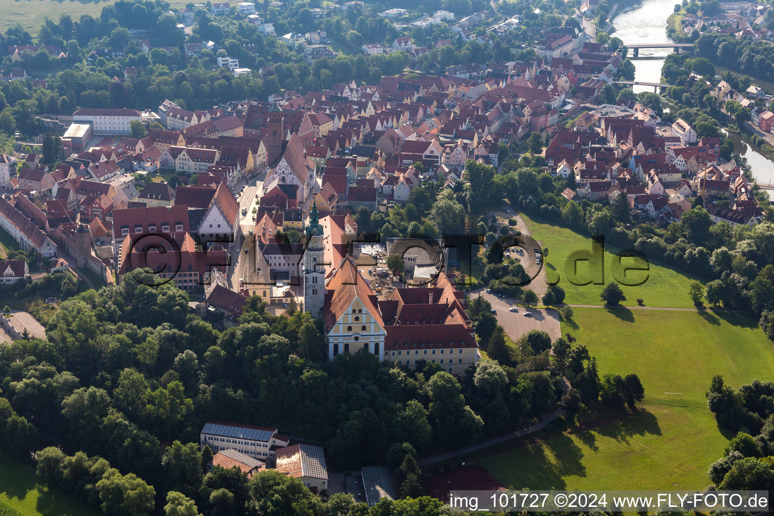 Luftbild von Gebäudekomplex des Klosters Heilig Kreuz vor der Insel Ried in Donauwörth im Bundesland Bayern, Deutschland