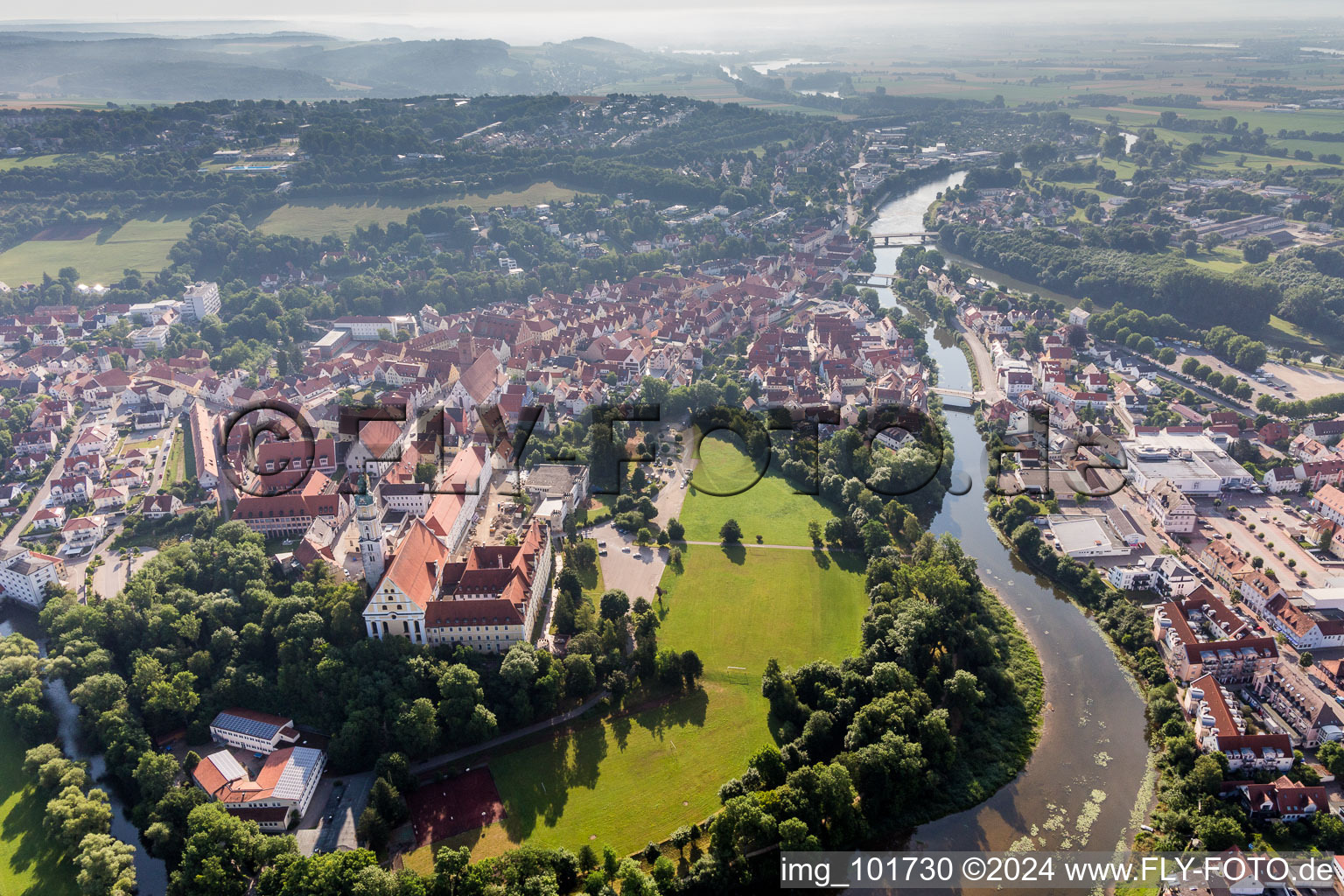 Luftaufnahme von Gebäudekomplex des Klosters Heilig Kreuz vor der Insel Ried in Donauwörth im Bundesland Bayern, Deutschland