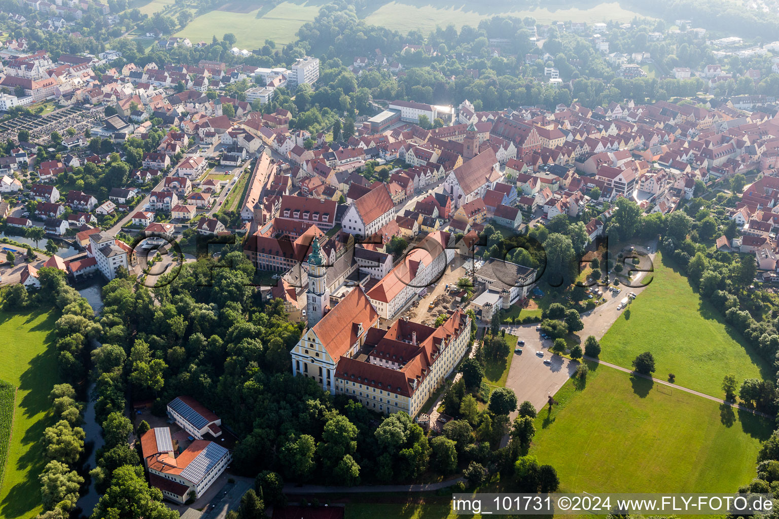 Schrägluftbild von Gebäudekomplex des Klosters Heilig Kreuz vor der Insel Ried in Donauwörth im Bundesland Bayern, Deutschland