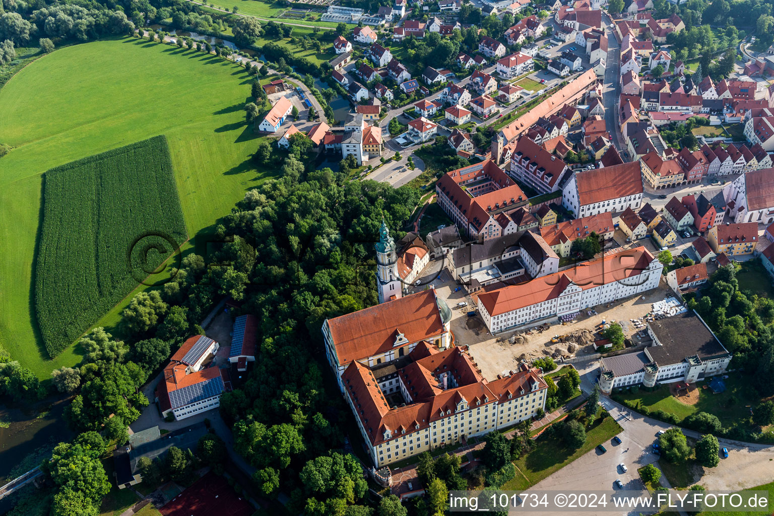 Gebäudekomplex des Klosters Heilig Kreuz vor der Insel Ried in Donauwörth im Bundesland Bayern, Deutschland von oben
