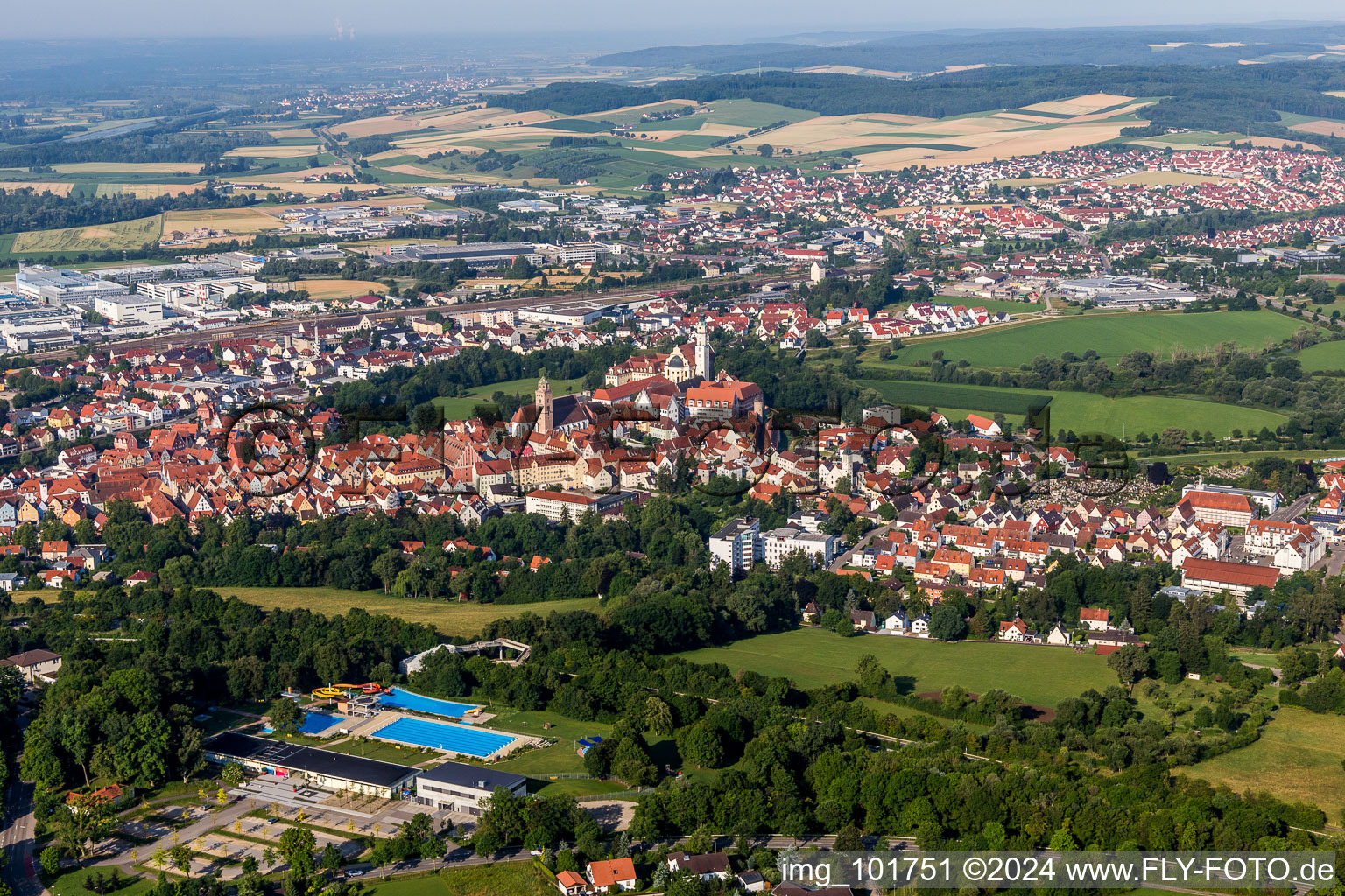 Stadtgebiet mit Außenbezirken und Innenstadtbereich in Donauwörth im Bundesland Bayern, Deutschland