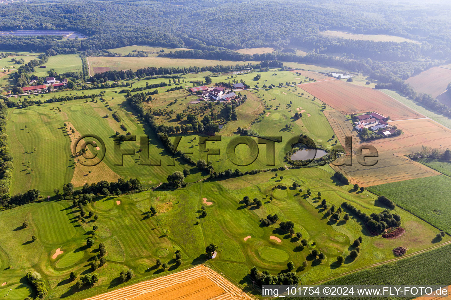 Gelände des Golfplatz des Golfclub Donauwörth Gut Lederstatt in Donauwörth im Bundesland Bayern, Deutschland