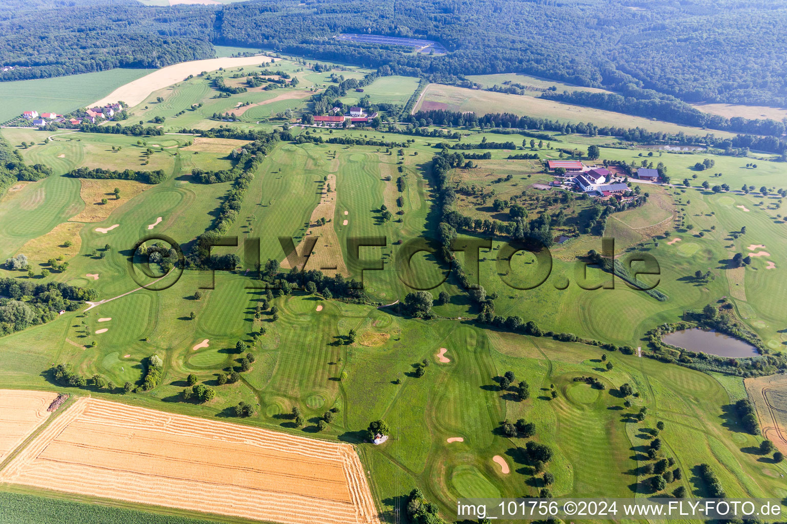 Luftaufnahme von Gelände des Golfplatz des Golfclub Donauwörth Gut Lederstatt in Donauwörth im Bundesland Bayern, Deutschland