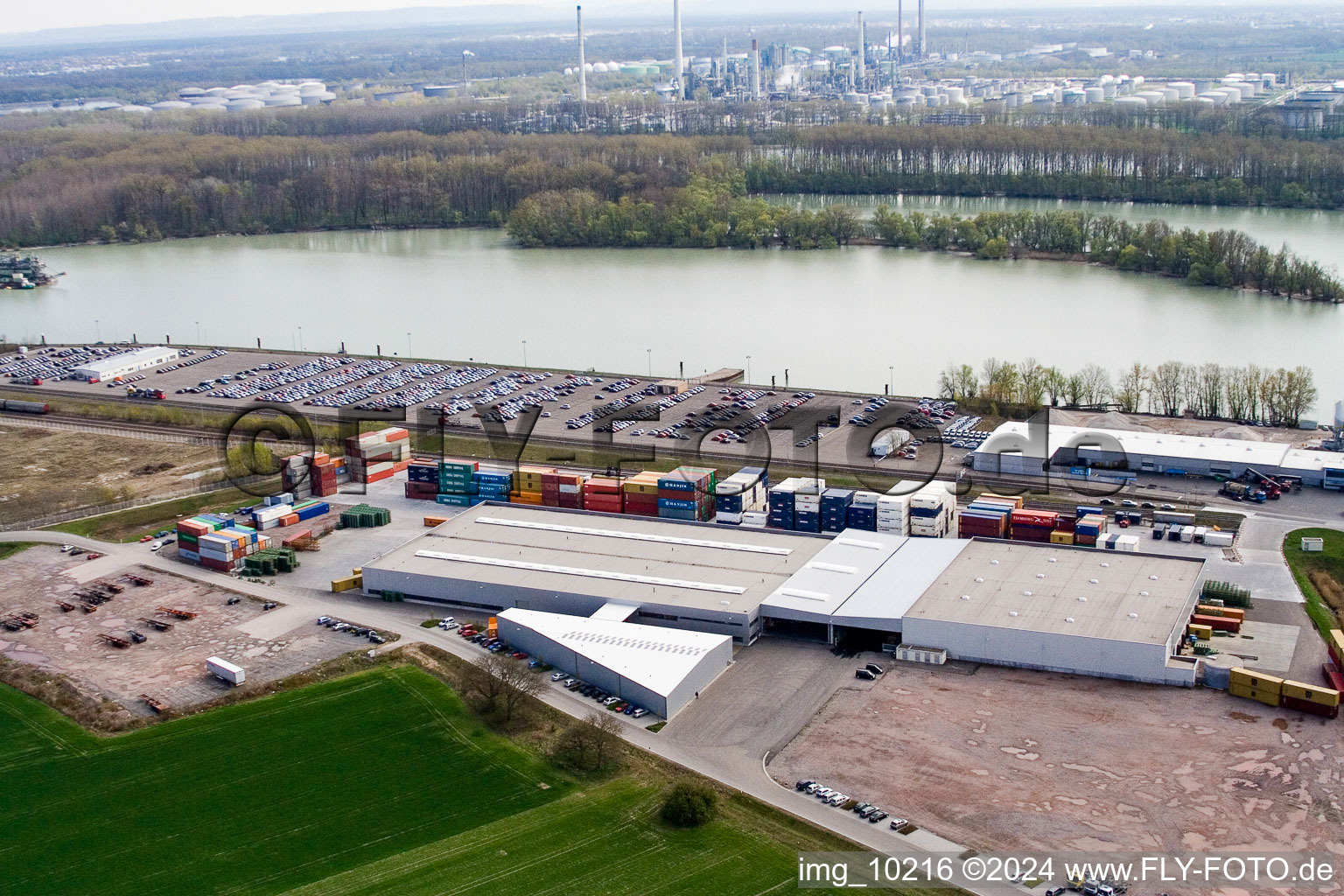 Schrägluftbild von Industriegebiet Oberwald Rheinhafen in Wörth am Rhein im Bundesland Rheinland-Pfalz, Deutschland