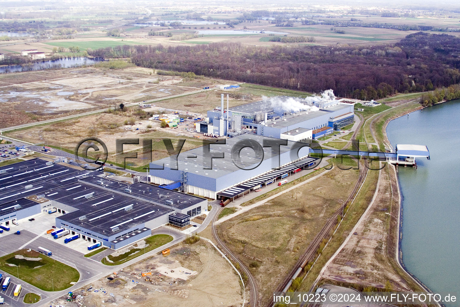 Schrägluftbild von Wörth am Rhein, Industriegebiet Oberwald, Papierfabrik Palm im Bundesland Rheinland-Pfalz, Deutschland