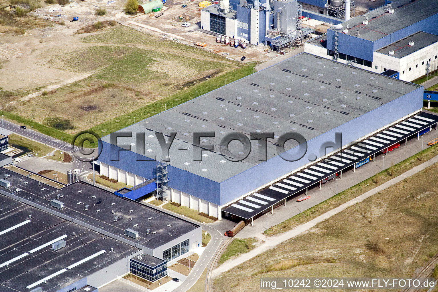 Gebäude und Produktionshallen auf dem Werksgelände der Papierfabrik Palm GmbH & Co. KG im Ortsteil Industriegebiet Wörth-Oberwald in Wörth am Rhein im Bundesland Rheinland-Pfalz, Deutschland