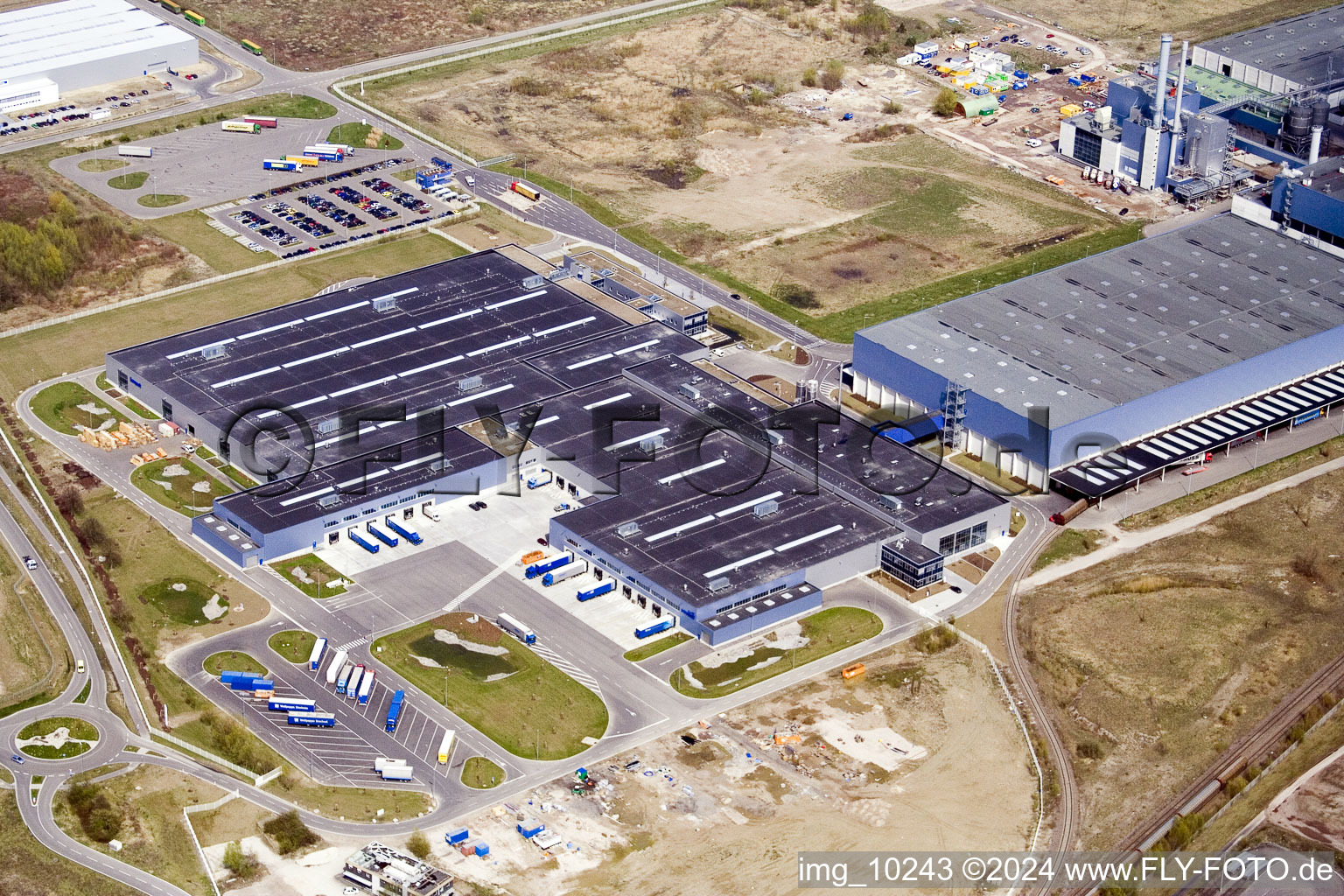Luftbild von Gebäude und Produktionshallen auf dem Werksgelände der Europack GmbH im Ortsteil Industriegebiet Wörth-Oberwald in Wörth am Rhein im Bundesland Rheinland-Pfalz, Deutschland