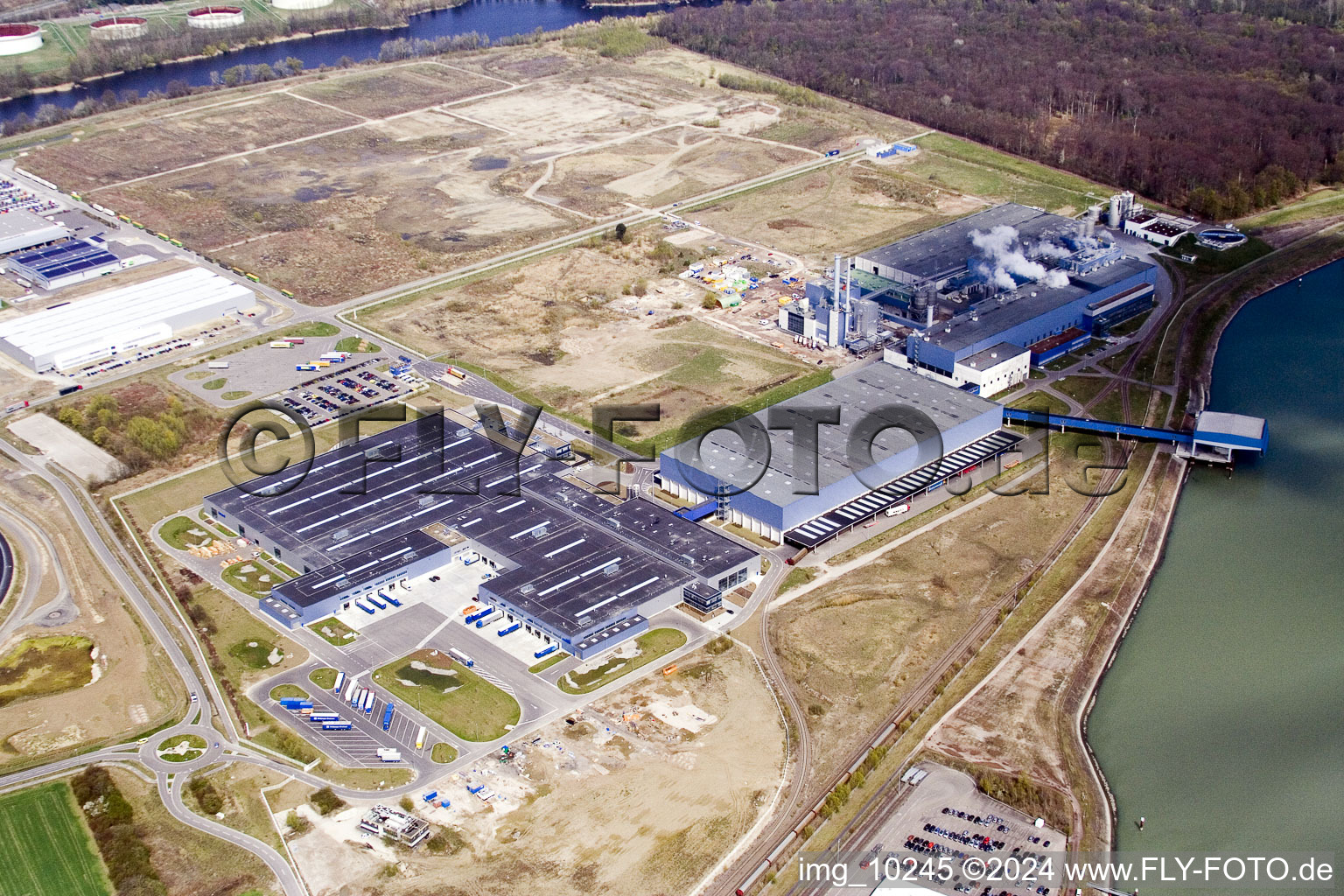 Luftbild von Gebäude und Produktionshallen auf dem Werksgelände der Papierfabrik Palm GmbH & Co. KG im Ortsteil Industriegebiet Wörth-Oberwald in Wörth am Rhein im Bundesland Rheinland-Pfalz, Deutschland