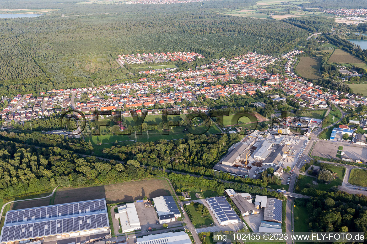 Schrägluftbild von Ortsteil Huttenheim in Philippsburg im Bundesland Baden-Württemberg, Deutschland
