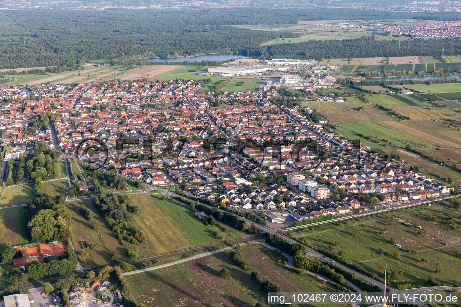 Ortsansicht der Straßen und Häuser der Wohngebiete in Wiesental im Bundesland Baden-Württemberg, Deutschland