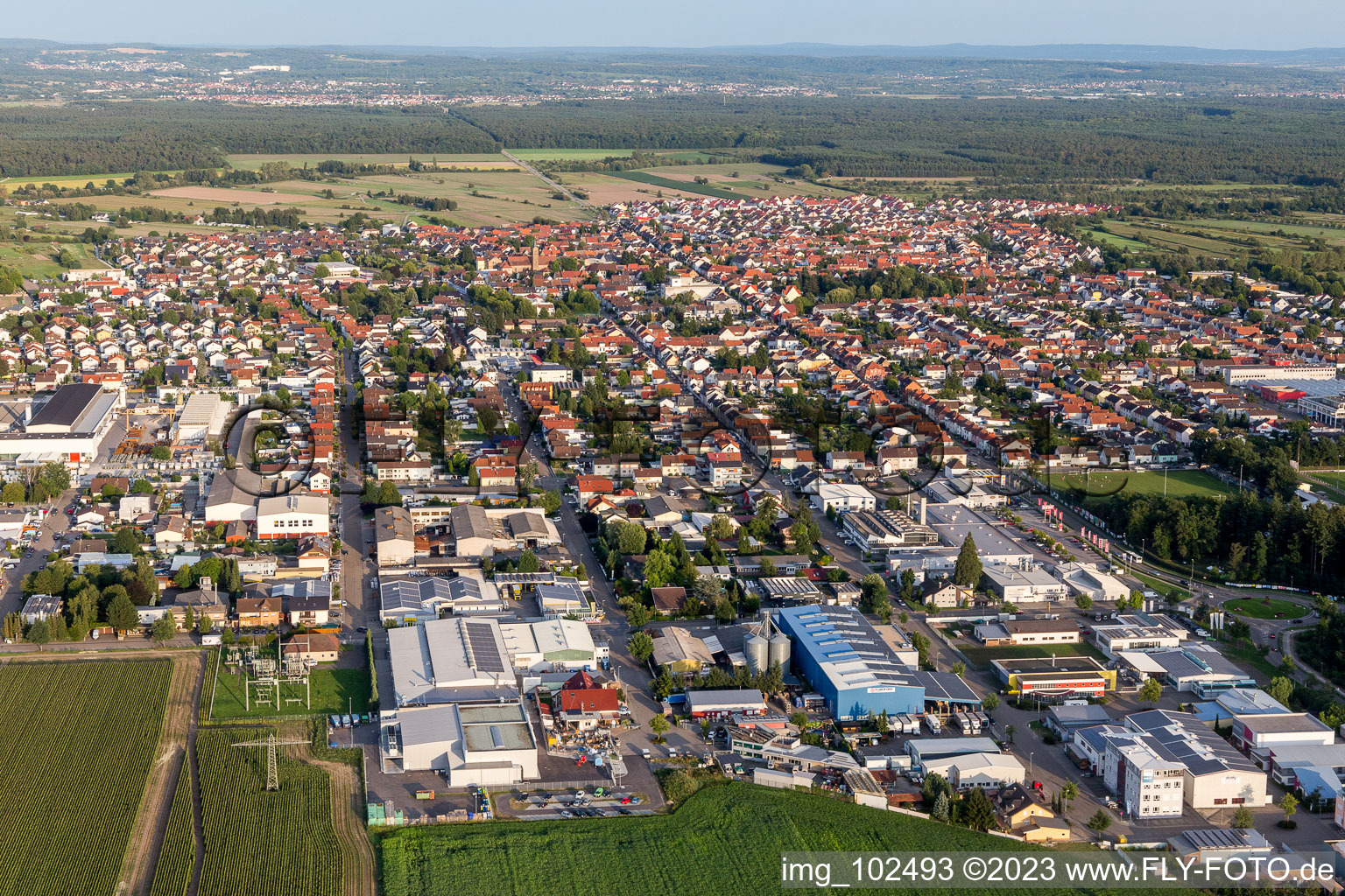Ortsansicht der Straßen und Häuser der Wohngebiete in Kirrlach im Bundesland Baden-Württemberg, Deutschland