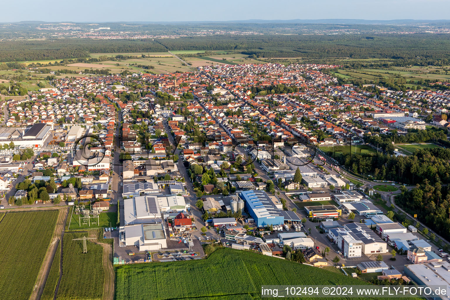Luftbild von Ortsansicht der Straßen und Häuser der Wohngebiete in Kirrlach im Bundesland Baden-Württemberg, Deutschland