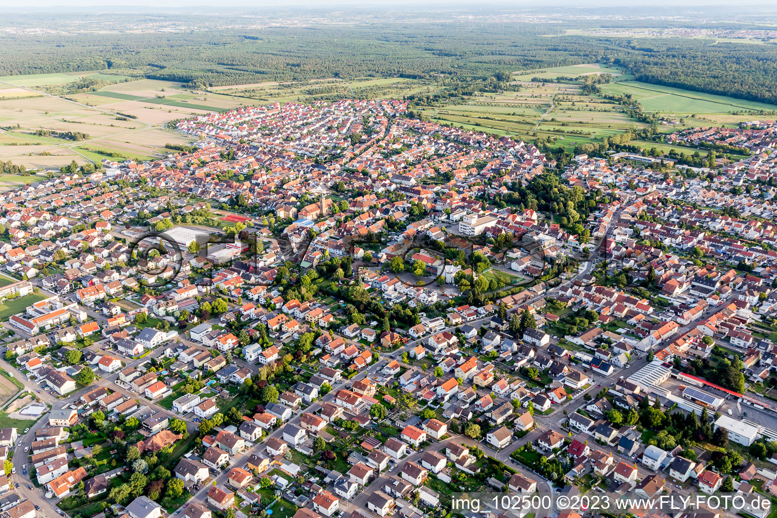 Schrägluftbild von Kirrlach im Bundesland Baden-Württemberg, Deutschland