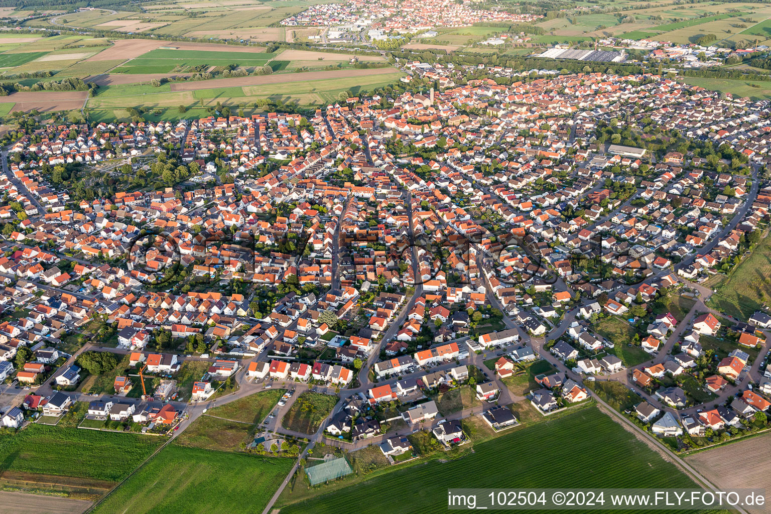 Ortsansicht der Straßen und Häuser der Wohngebiete in Sankt Leon in St. Leon-Rot im Bundesland Baden-Württemberg, Deutschland