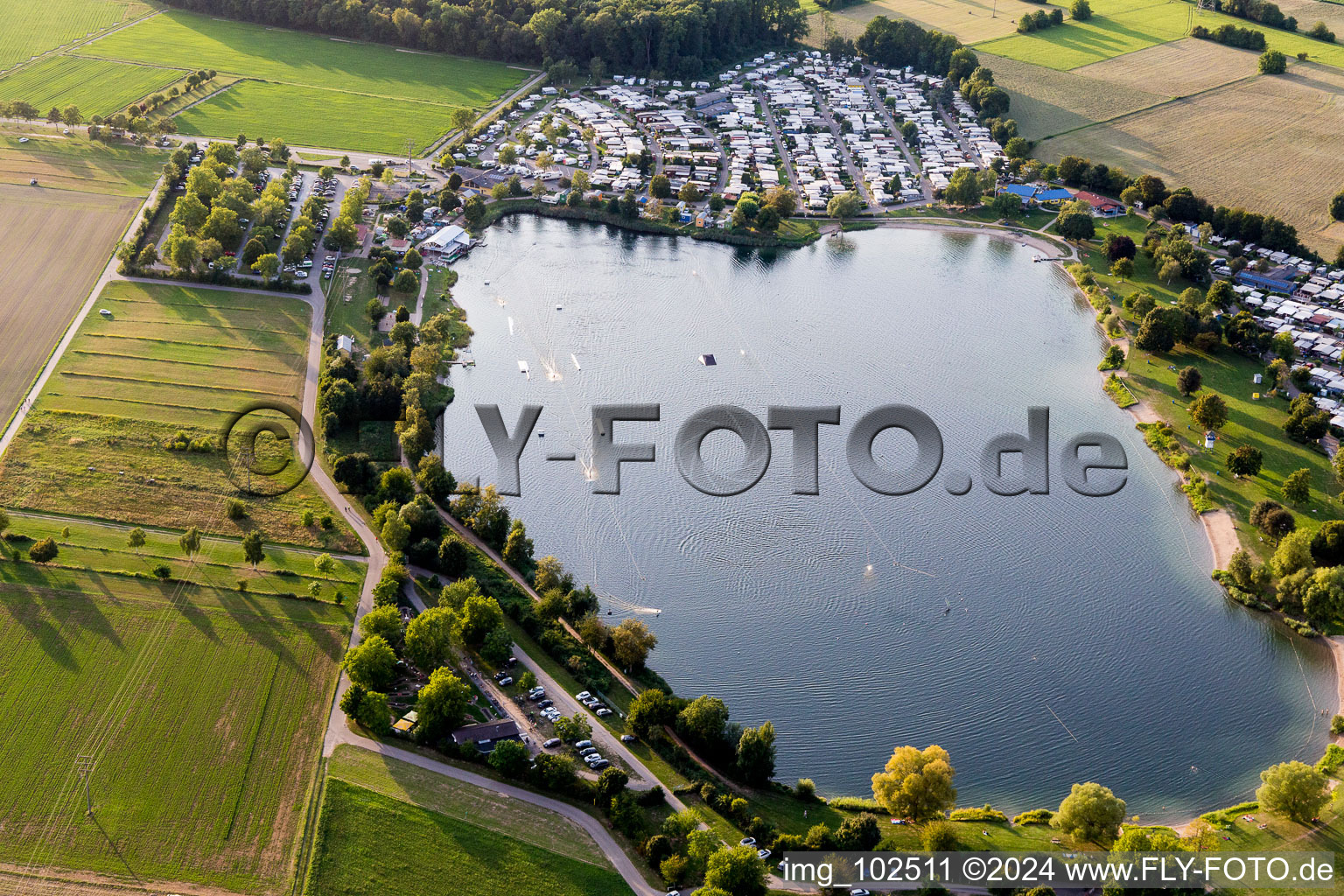 Luftbild von Freizeitzentrum der St Leoner Wasser-Ski-Seilbahn GmbH auf dem  See in Sankt Leon-Rot in St. Leon-Rot im Bundesland Baden-Württemberg, Deutschland
