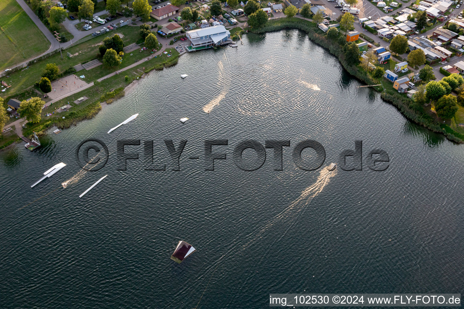 Sankt Leon, St. Leoner See, Wasserskianlage in St. Leon-Rot im Bundesland Baden-Württemberg, Deutschland von einer Drohne aus