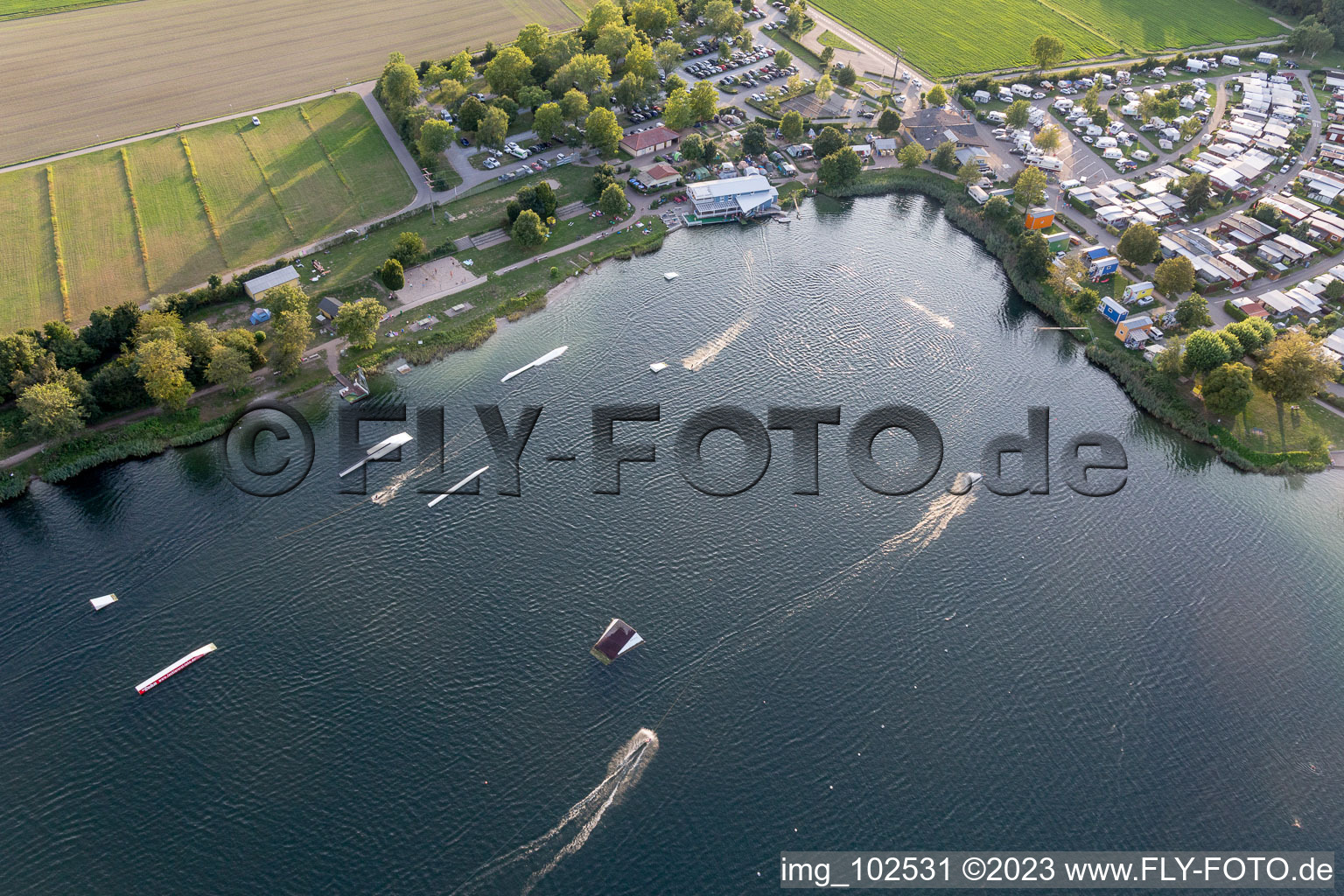 Sankt Leon, St. Leoner See, Wasserskianlage in St. Leon-Rot im Bundesland Baden-Württemberg, Deutschland von der Drohne aus gesehen