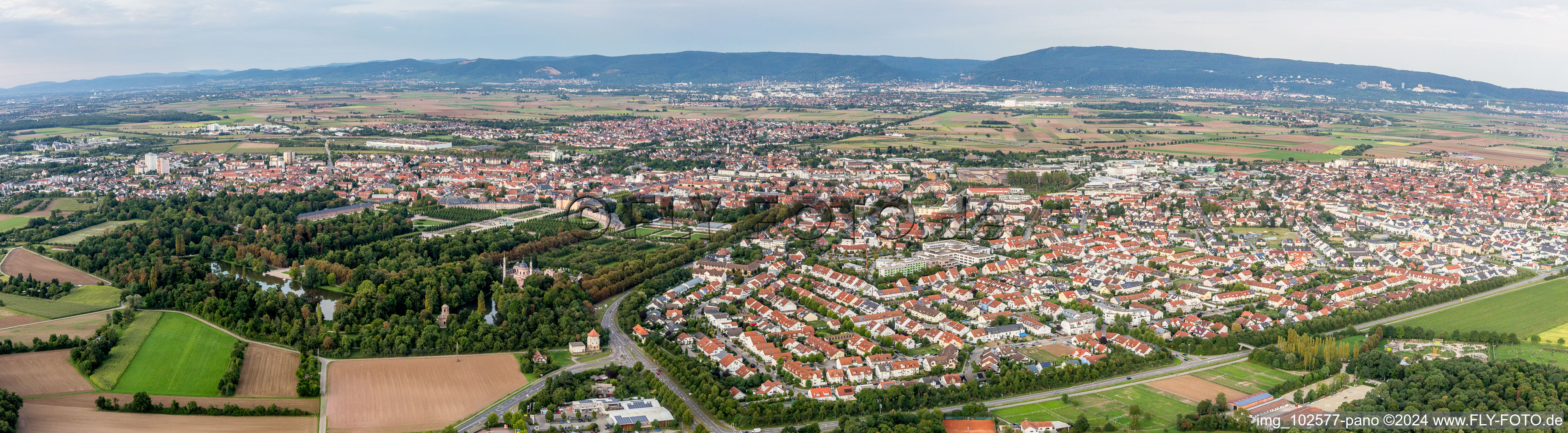 Panorama Perspektive der Ortsansicht der Straßen und Häuser der Wohngebiete in Schwetzingen im Bundesland Baden-Württemberg, Deutschland