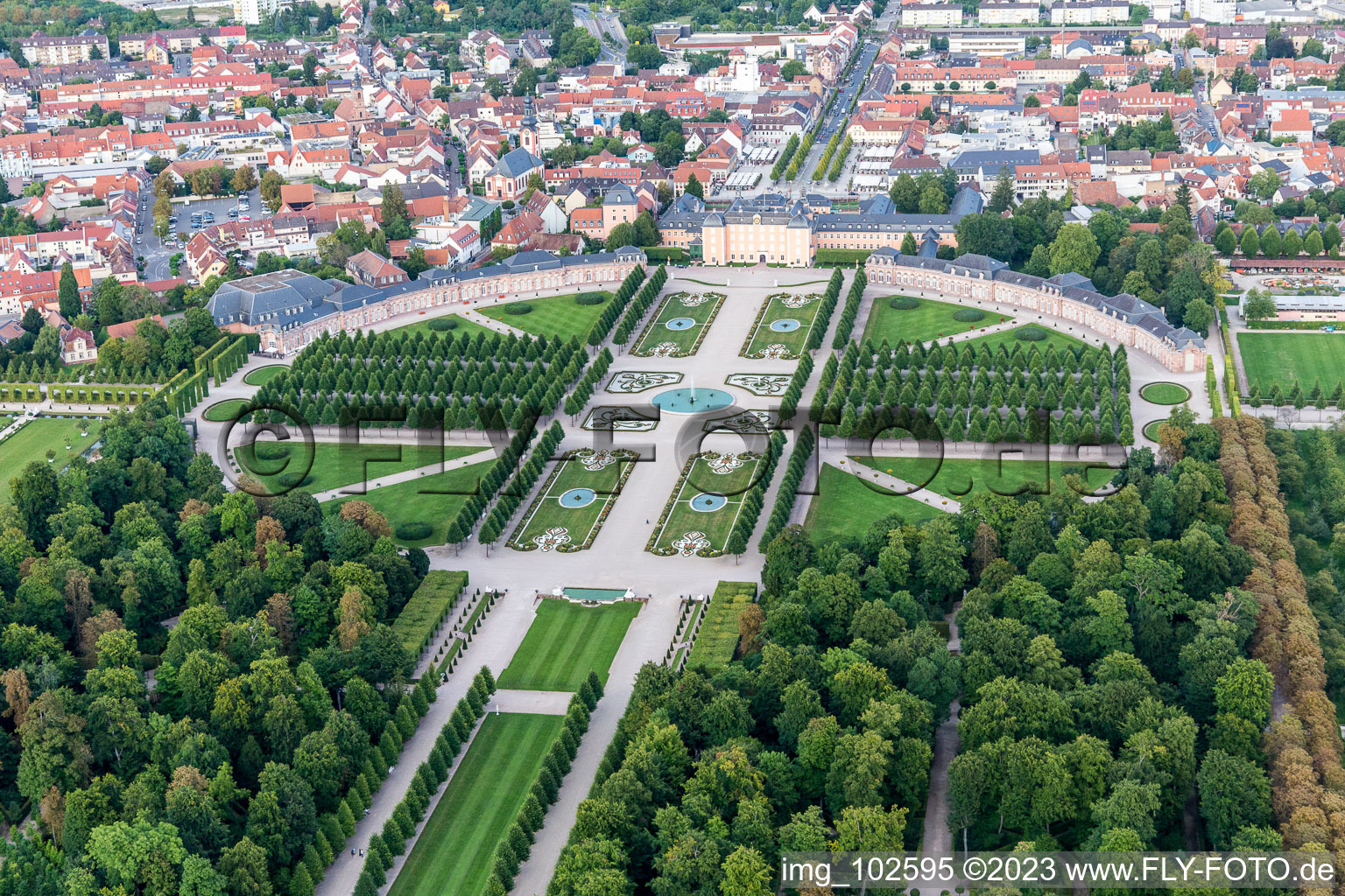 Schwetzingen im Bundesland Baden-Württemberg, Deutschland von einer Drohne aus