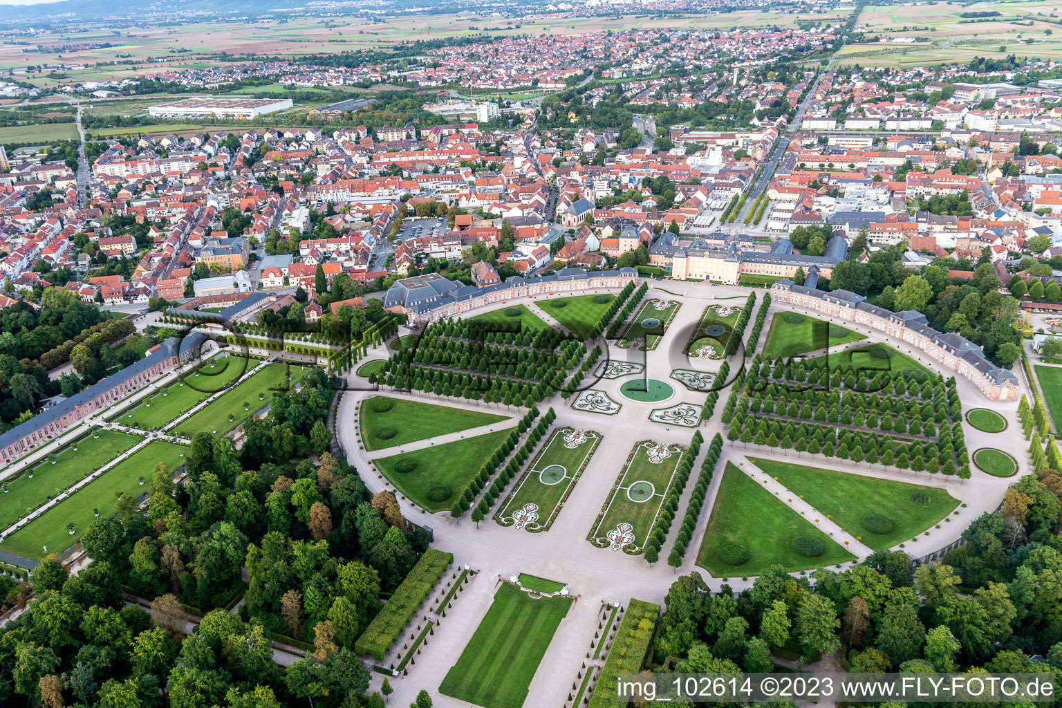 Schwetzingen im Bundesland Baden-Württemberg, Deutschland aus der Drohnenperspektive