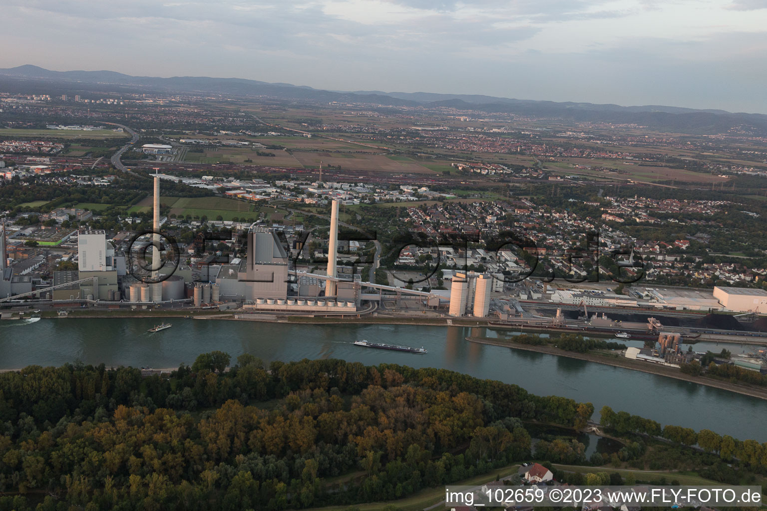 Luftbild von Großkraftwerk Mannheim am Rhein bei Neckarau im Bundesland Baden-Württemberg, Deutschland