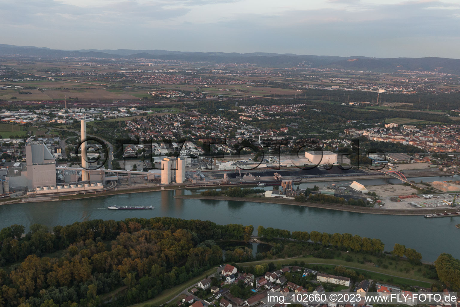 Luftaufnahme von Großkraftwerk Mannheim am Rhein bei Neckarau im Bundesland Baden-Württemberg, Deutschland