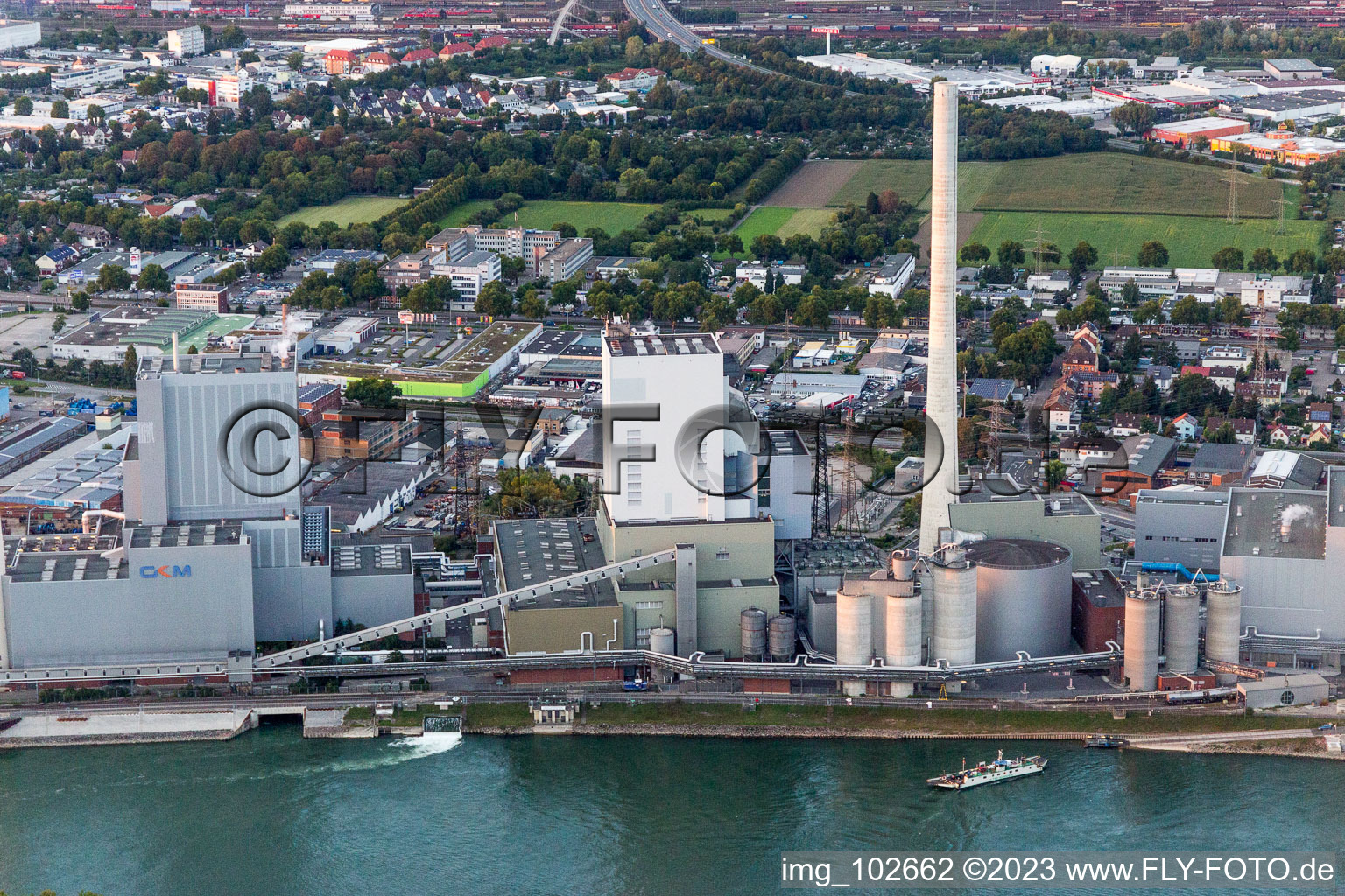 Luftbild von Großkraftwerk Mannheim am Rhein bei Neckarau im Ortsteil Rheinau im Bundesland Baden-Württemberg, Deutschland