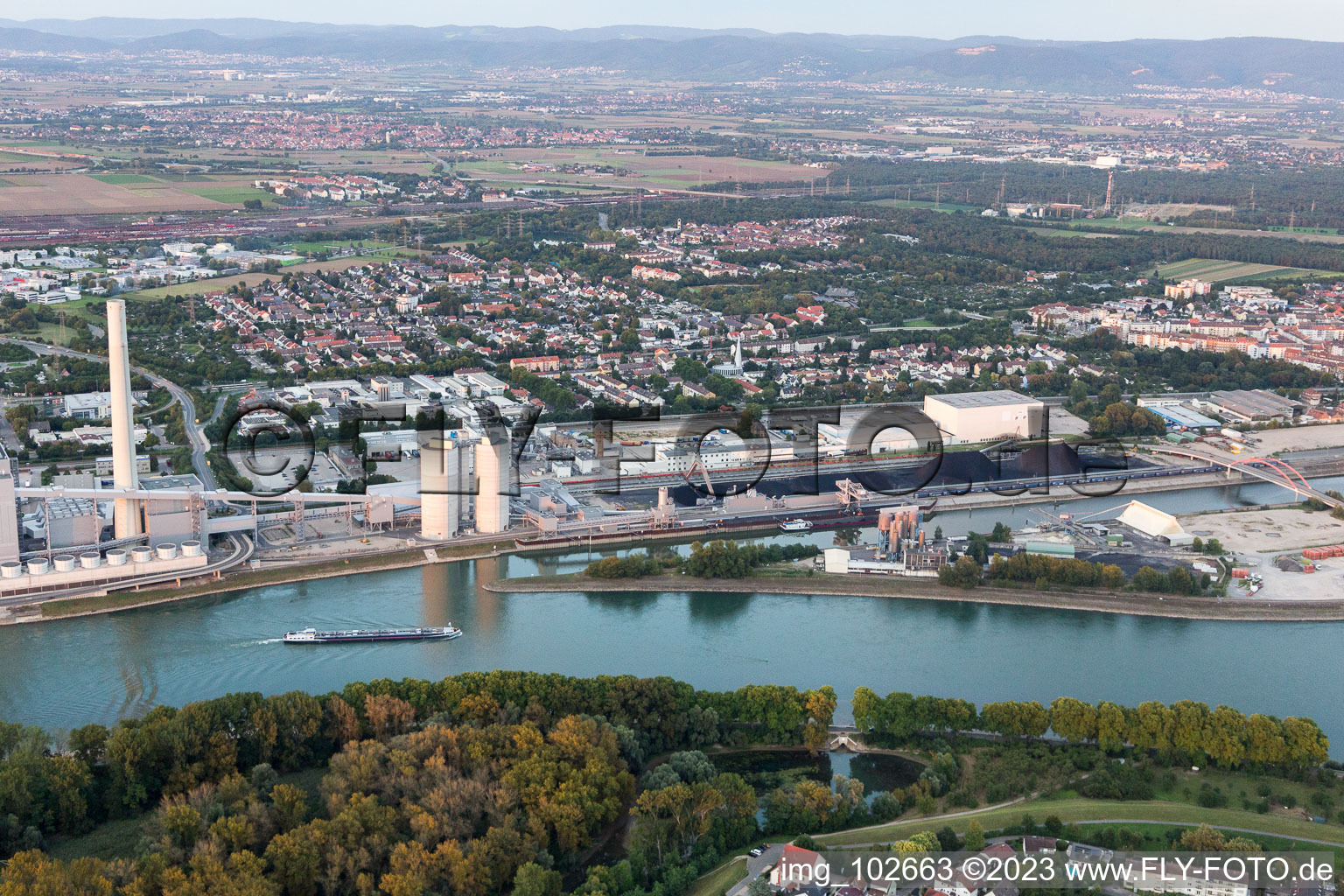 Luftaufnahme von Großkraftwerk Mannheim am Rhein bei Neckarau im Ortsteil Rheinau im Bundesland Baden-Württemberg, Deutschland