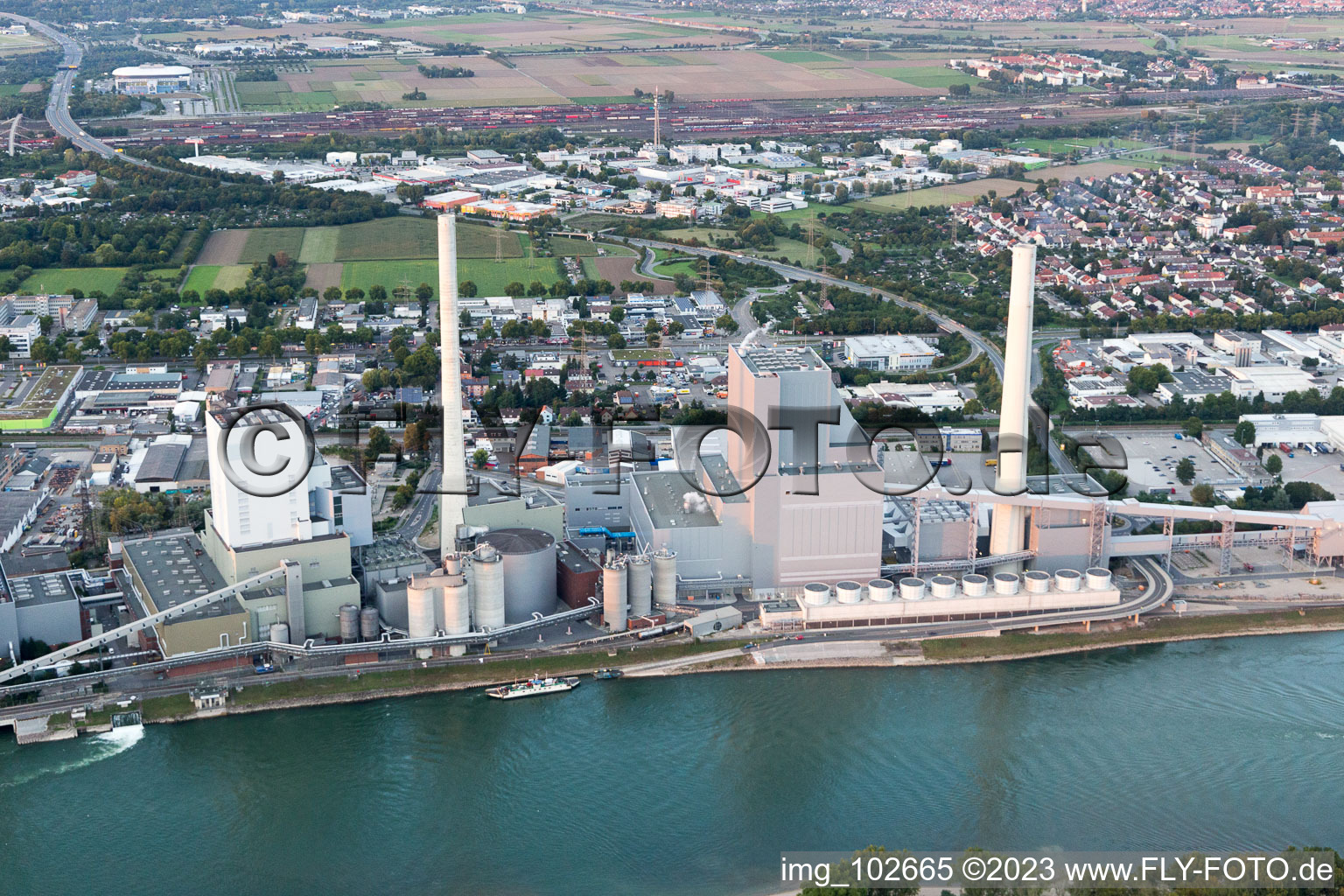 Schrägluftbild von Großkraftwerk Mannheim am Rhein bei Neckarau im Ortsteil Rheinau im Bundesland Baden-Württemberg, Deutschland