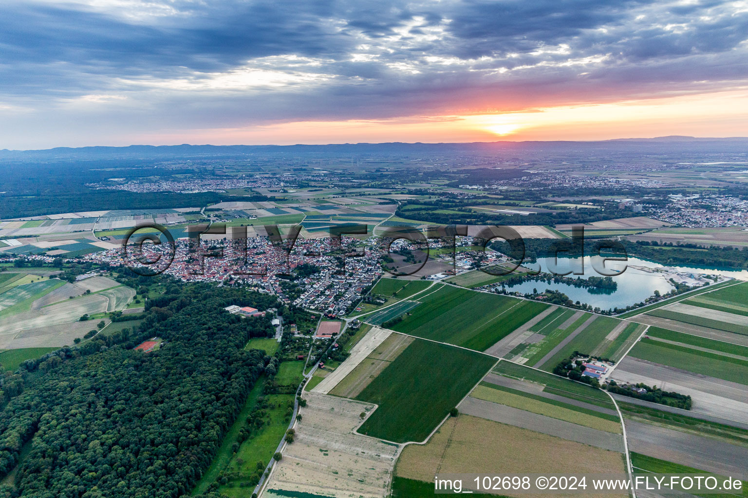 Sonnenuntergang über der Landschaft der Rheinebene in Waldsee im Bundesland Rheinland-Pfalz, Deutschland