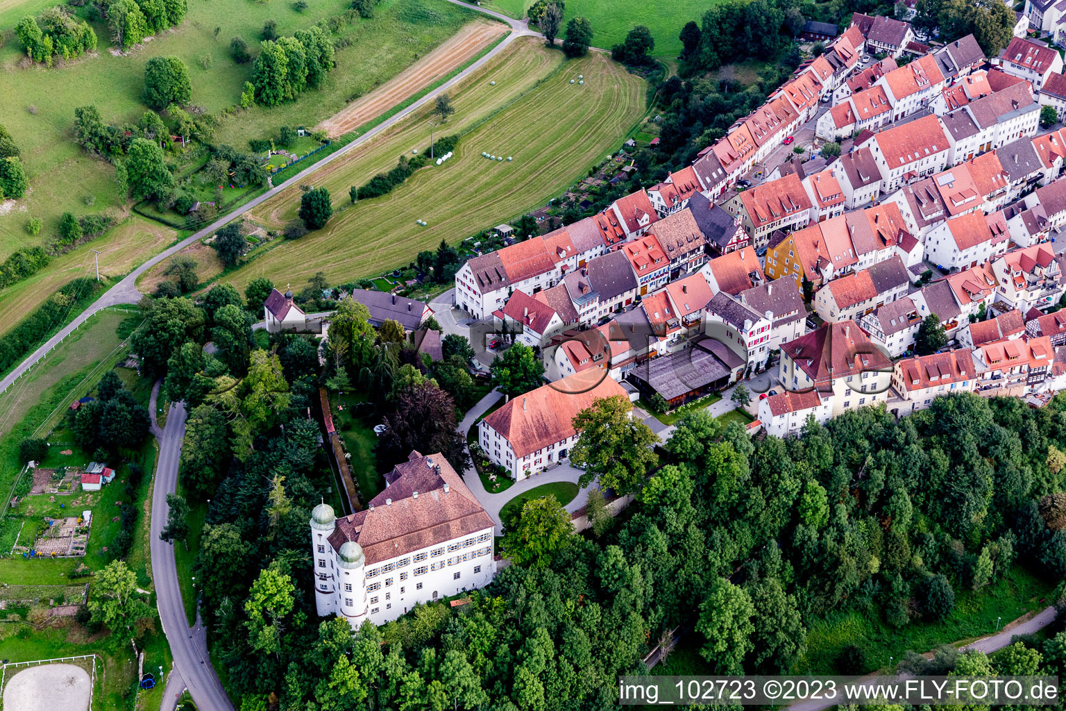 Schrägluftbild von Hinteres Schloss in Mühlheim an der Donau im Bundesland Baden-Württemberg, Deutschland