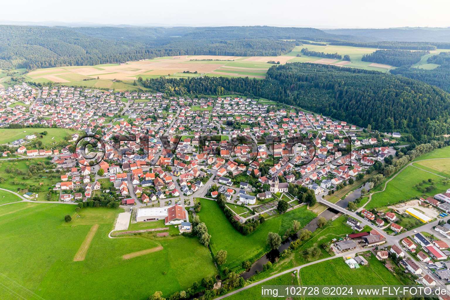 Luftbild von Ortsansicht der Straßen und Häuser der Wohngebiete im Ortsteil Nendingen in Tuttlingen im Bundesland Baden-Württemberg, Deutschland