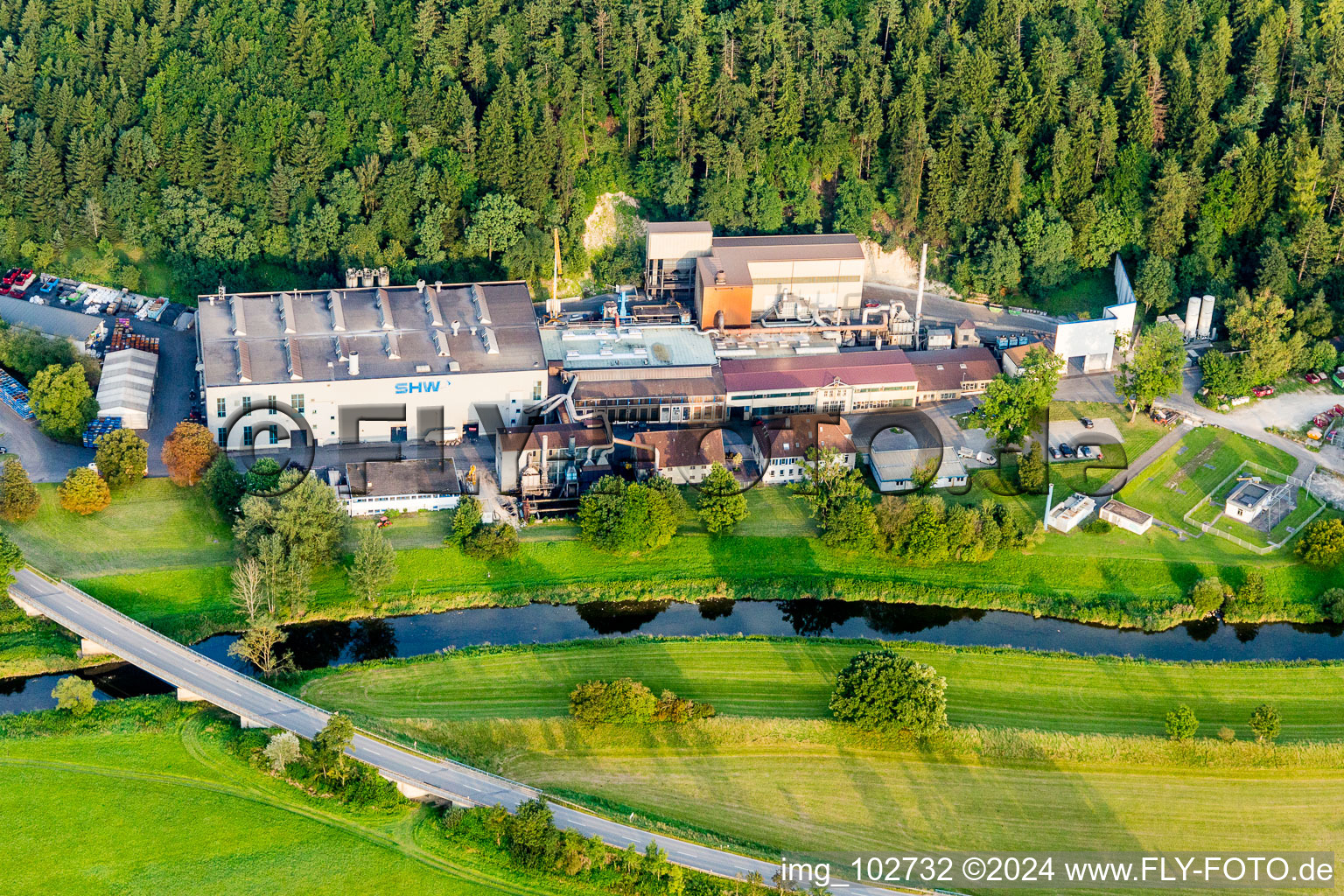 Luftbild von Gebäude und Produktionshallen auf dem Werksgelände SHW Automotive GmbH an der Donau in Tuttlingen im Bundesland Baden-Württemberg, Deutschland