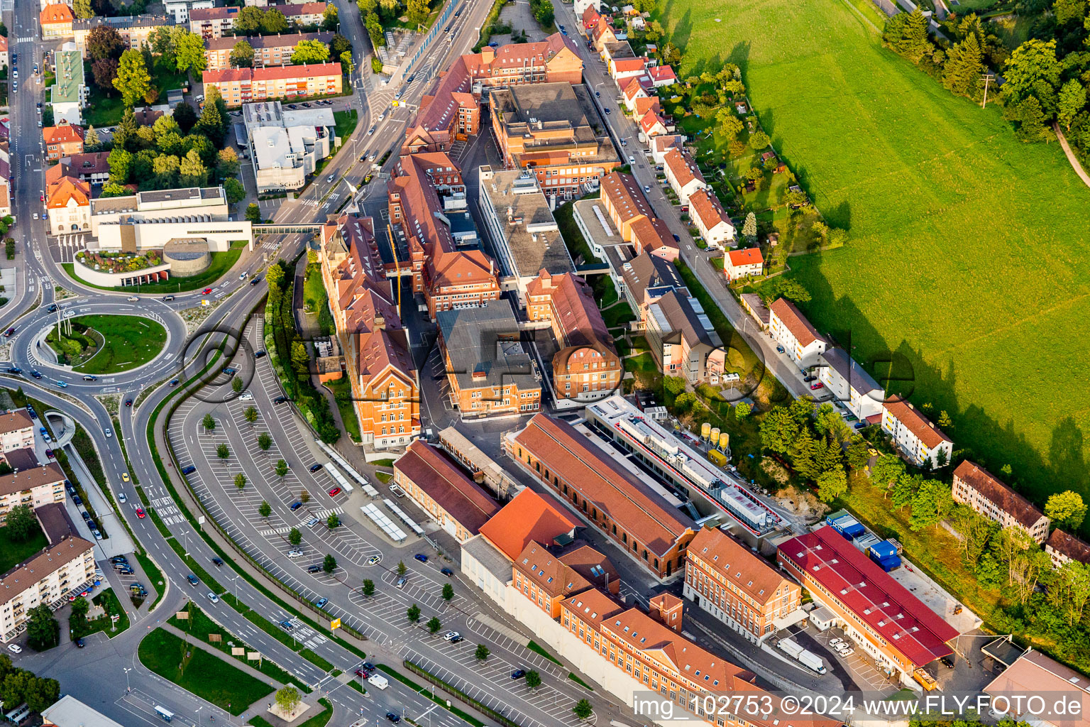 Luftaufnahme von Gebäude und Produktionshallen auf dem Werksgelände des Pharmaproduzenten B. Braun Vet Care GmbH in Tuttlingen im Bundesland Baden-Württemberg, Deutschland