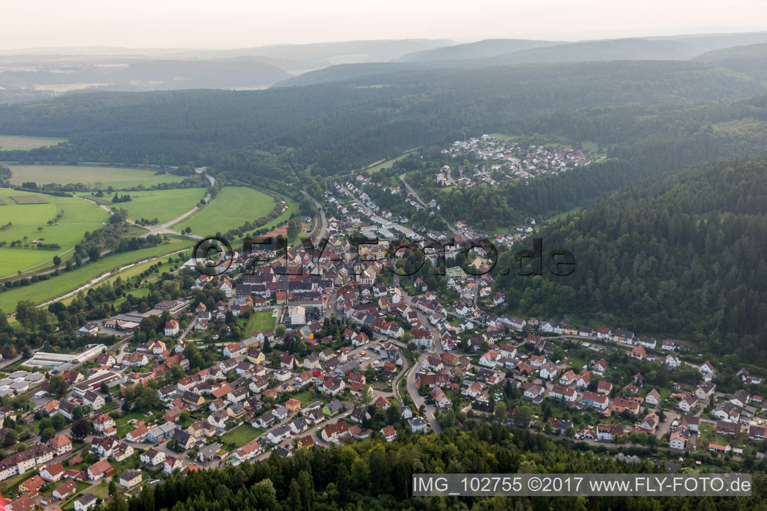 Luftbild von Ortsansicht der Straßen und Häuser der Wohngebiete im Ortsteil Möhringen in Tuttlingen im Bundesland Baden-Württemberg, Deutschland